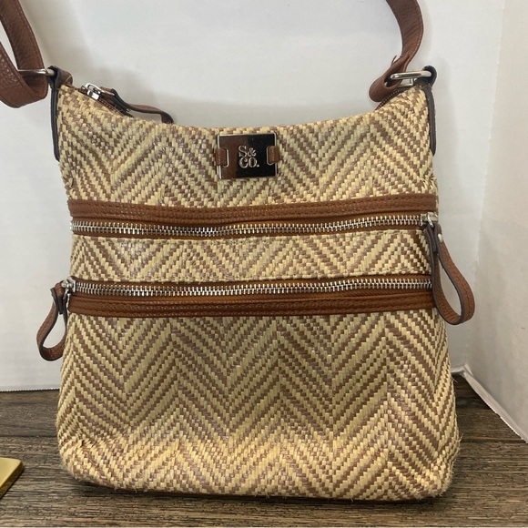 Brown Chevron Crossbody Bag. Weaved purse. Ink stains interior pocket. Pre-own. - Picture 2 of 12